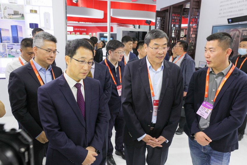 江蘇省委常委、常務副省長馬欣，蘇州市委副書記、市長吳慶文參觀清聽聲學展區